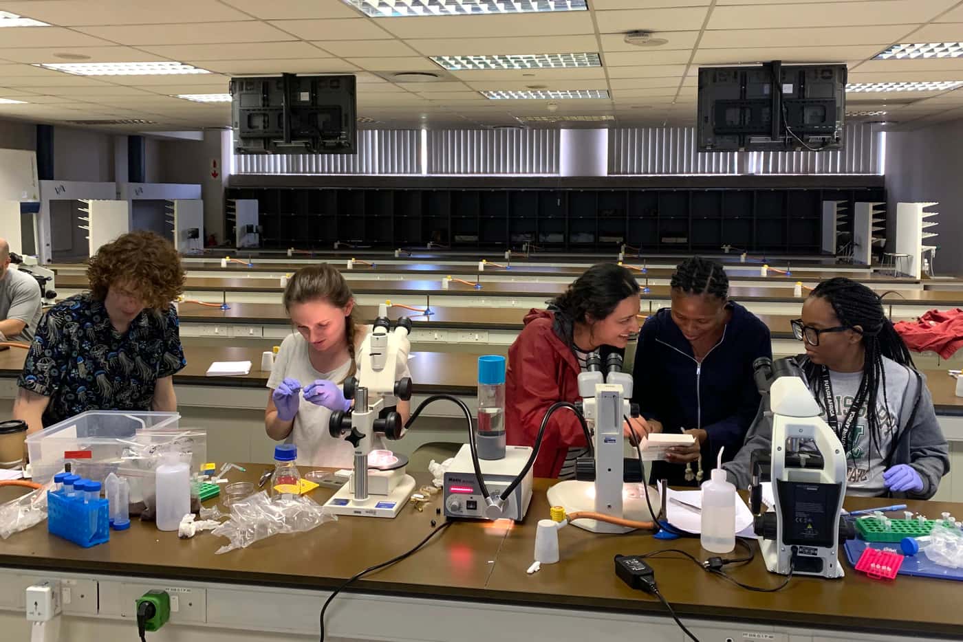 Microscopy techniques training for visiting graduate students