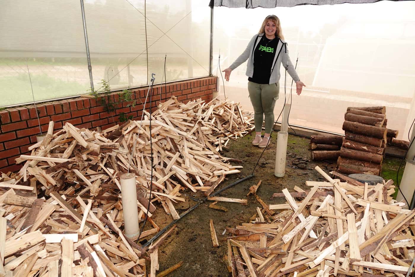 Stompie Gonzales makes light work of log splitting