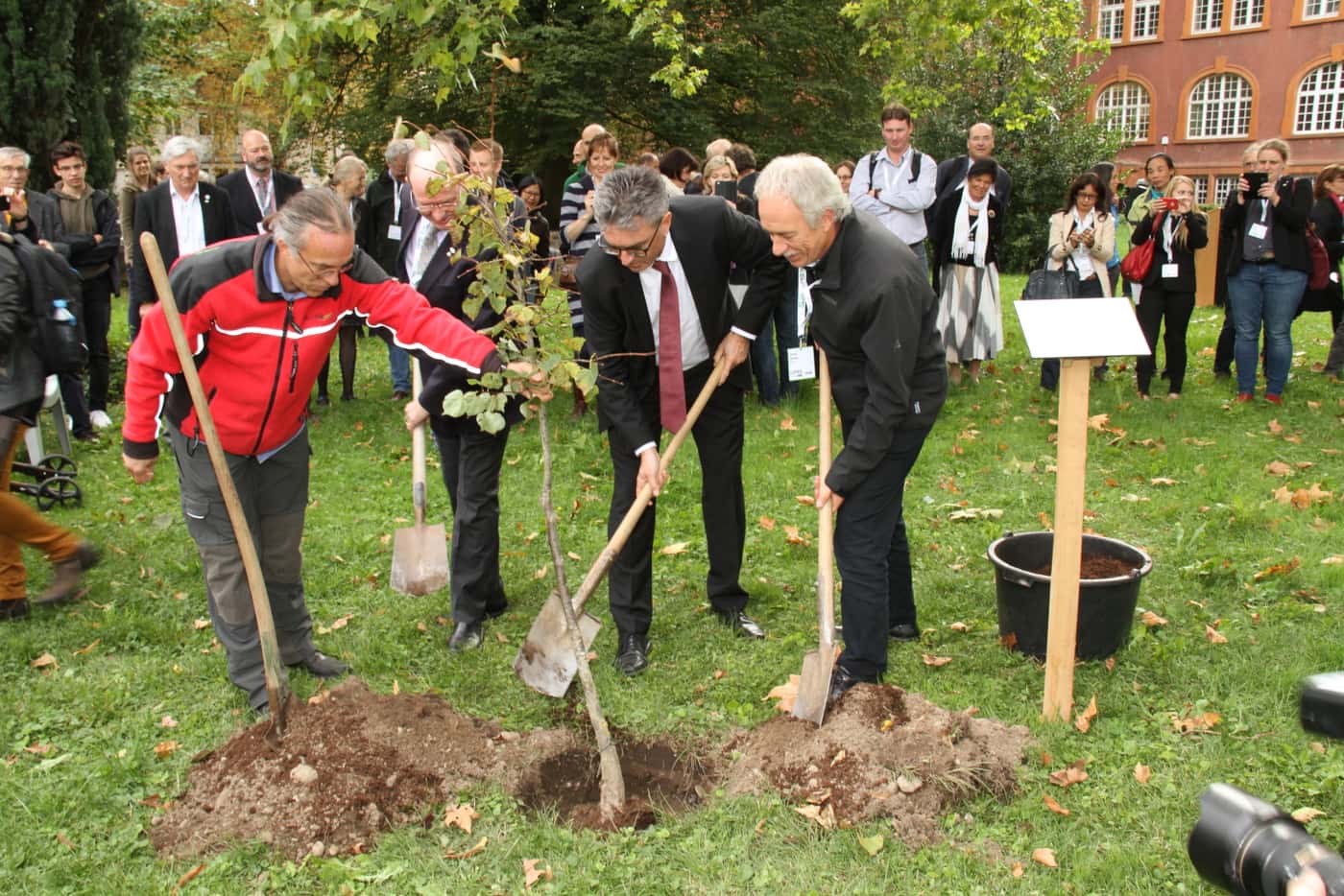 IUFRO President officiates at tree planting ceremony