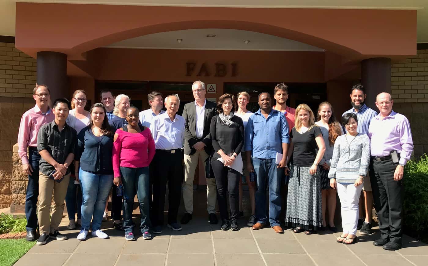 Plant pathologists from UK and Singapore visit FABI