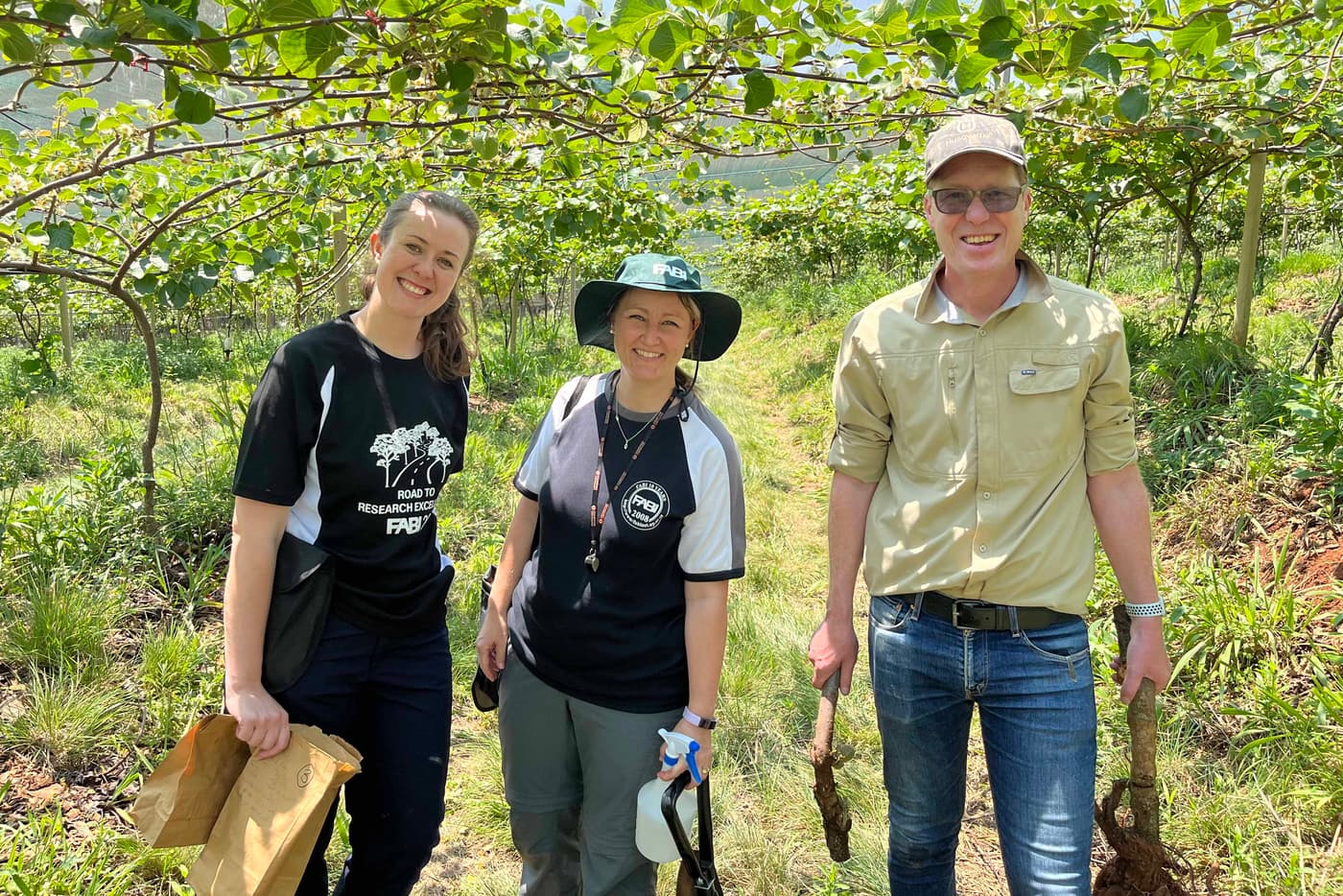 The start of a collaboration: FABIans learning the ins and outs of kiwi growing in South Africa