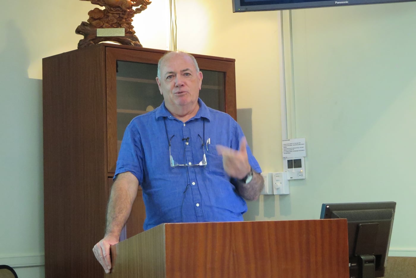 Dr Wayne Hancock visits the Macadamia Protection Programme and presents a special seminar at FABI